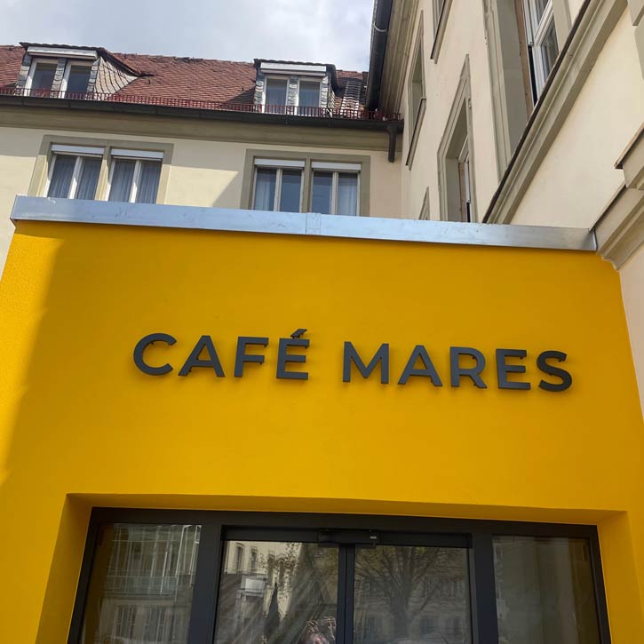 CAFÉ MARES ... Terrasse Aussenbereich ... im Kloster der Schwestern des Erlösers in Würzburg